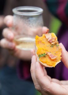 Detail van een broodje en een glaasje tijdens proeverij van biologische producten bij Sprankenhof activiteiten Udenhout